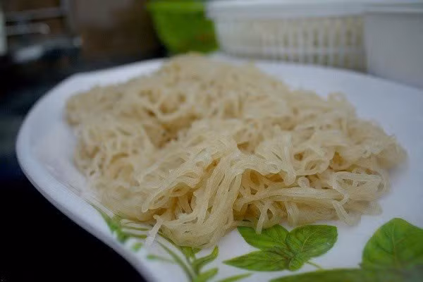 Sau khi hấp chín bằng hơi nước, từng tấm phở sẽ được hong nắng cho đến khi đạt độ khô vừa đủ, mềm dẻo và dễ bảo quản. Khi sử dụng, chỉ cần nhúng qua nước ấm hoặc hấp lại là có thể chế biến thành nhiều món ăn hấp dẫn. Sợi phở lúc này dẻo dai, trơn mượt, không nhão cũng không cứng, mang vị ngọt bùi đặc trưng của bột sắn quê nhà.