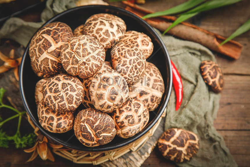 Nấm shiitake lại dễ chế biến, phù hợp với nhiều món từ xào, canh đến hầm, giúp bữa ăn bổ dưỡng mà vẫn thanh nhẹ. Ảnh minh họa