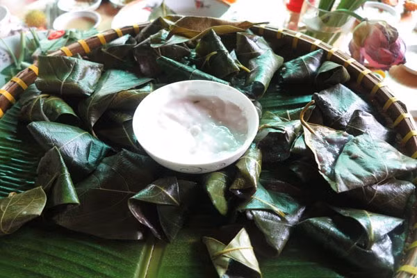 Một trong số đó là bánh thúi địch – đặc sản có cái tên khiến không ít người e dè, nhưng hễ nếm thử thì lại mê tít. Ảnh Mytour