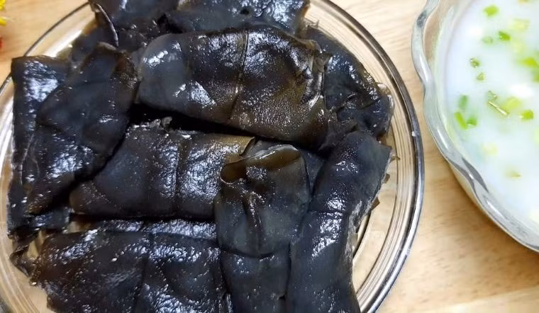 Ngày nay, bánh thúi địch không chỉ còn là món ăn của người dân miền Tây mà đã trở thành điểm nhấn trong các tour du lịch ẩm thực. Nhiều du khách từ thành phố về miền Tây tỏ ra thích thú khi được tự tay gói, buộc bánh và chờ đợi thành quả. Ảnh BHX