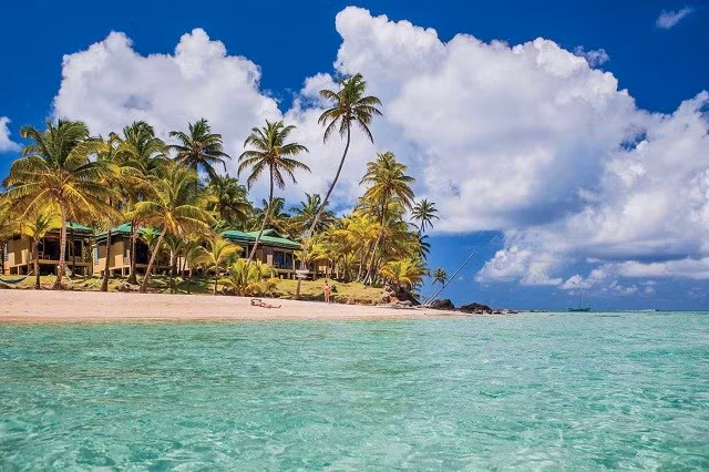 Ngoài ra, các quốc gia như Maldives hay Dubai cũng có những quy định ít được biết nhưng thực thi nghiêm ngặt. Mang rượu vào Maldives bị cấm tuyệt đối, còn ở Dubai, nụ hôn nơi công cộng có thể khiến du khách bị bắt giữ. Ảnh eFly