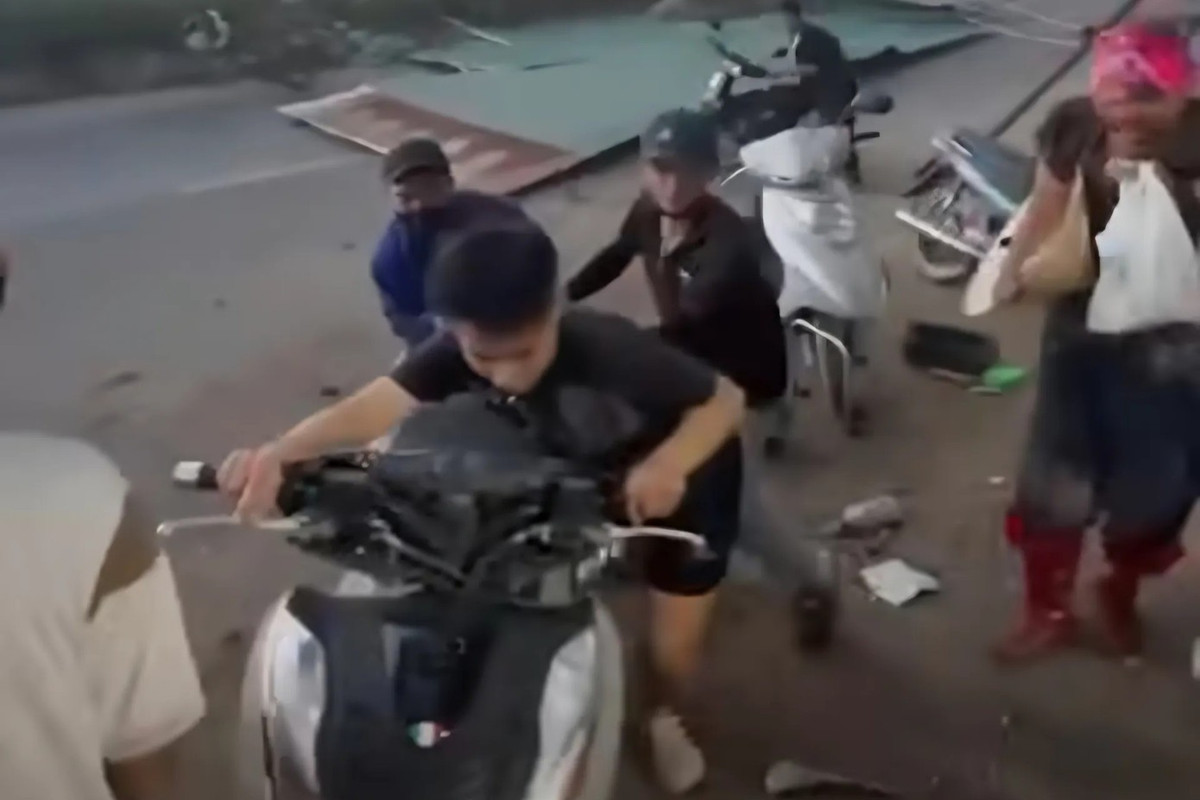 Giông lốc bất ngờ khiến nhiều người dân hoảng loạn.