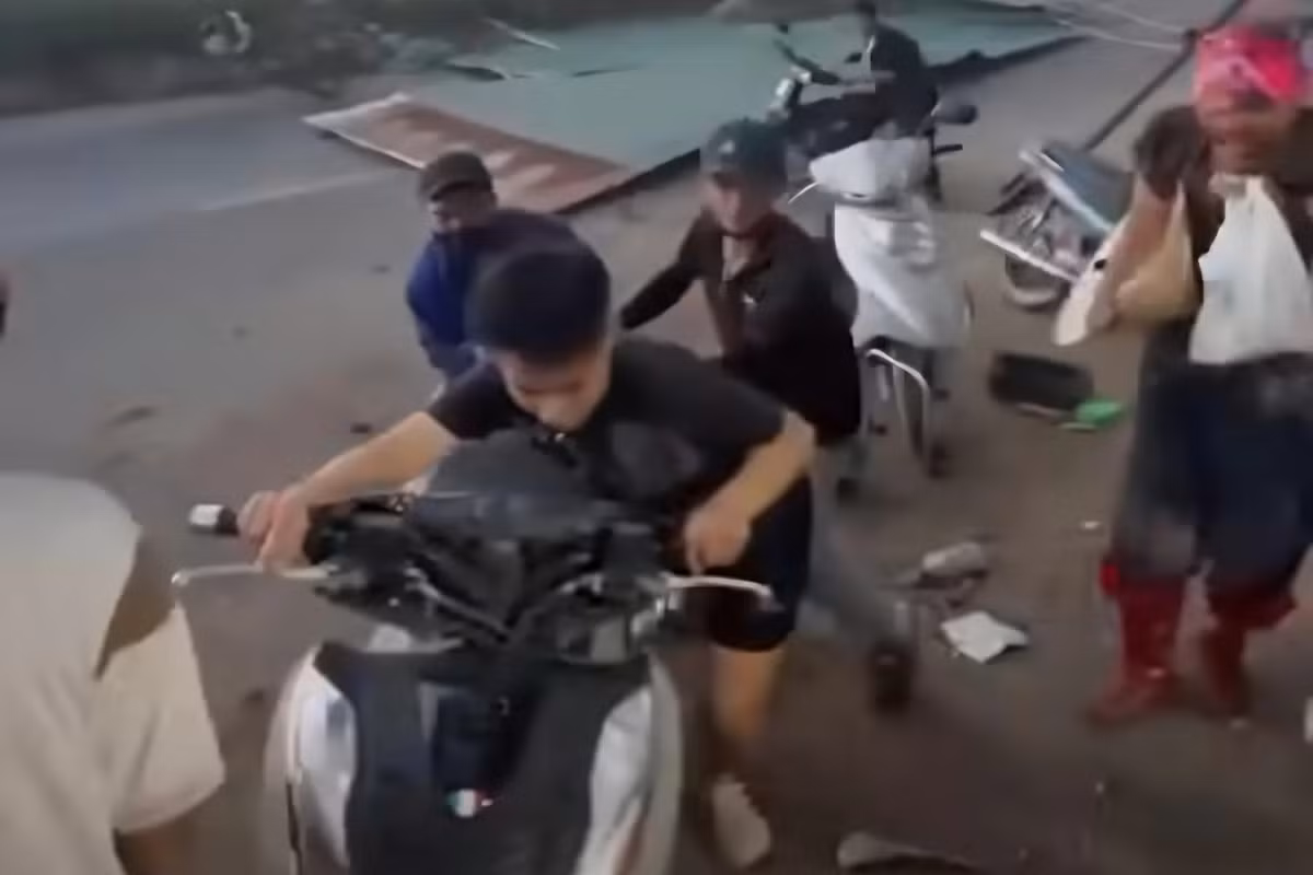 Giông lốc bất ngờ khiến nhiều người dân hoảng loạn.