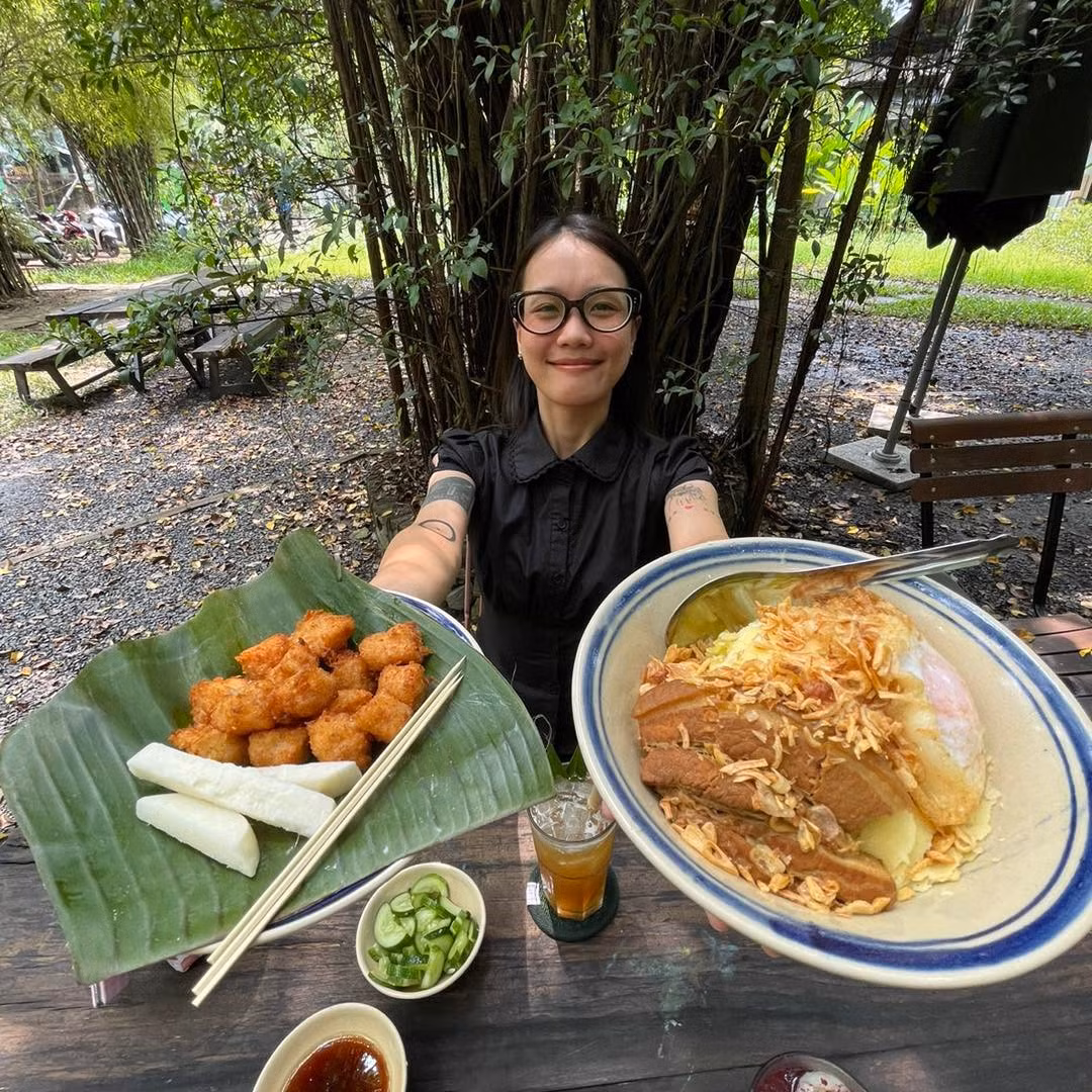 Không chỉ hương vị đặc trưng, quán còn gây ấn tượng bởi không gian rộng rãi, nhiều cây xanh, khiến thực khách cảm giác như đang ngồi giữa một “khu rừng” ngay giữa lòng thành phố. Ảnh memngon