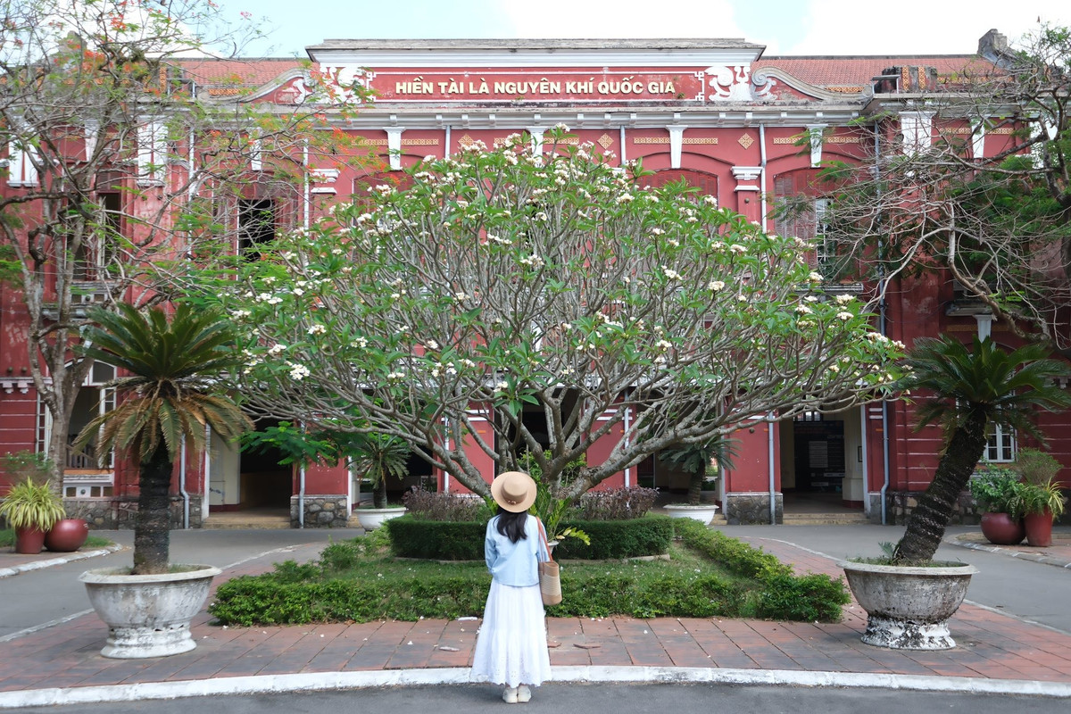 Hành trình 3 ngày 2 đêm có thể bắt đầu với việc tham quan nội thành và Đại Nội. Sau khi đến Huế, check-in khách sạn và nghỉ ngơi, du khách có thể thưởng thức bún bò Huế tại quán Mệ Kéo. Buổi chiều dành thời gian khám phá Đại Nội với Ngọ Môn, Điện Thái Hòa và Tử Cấm Thành, sau đó dạo bộ ven sông Hương, ngắm cầu Trường Tiền. Tối đến, thưởng thức cơm hến, bánh nậm, bánh ram ít tại chợ Đông Ba, kết hợp thư giãn trên thuyền rồng nghe ca Huế.