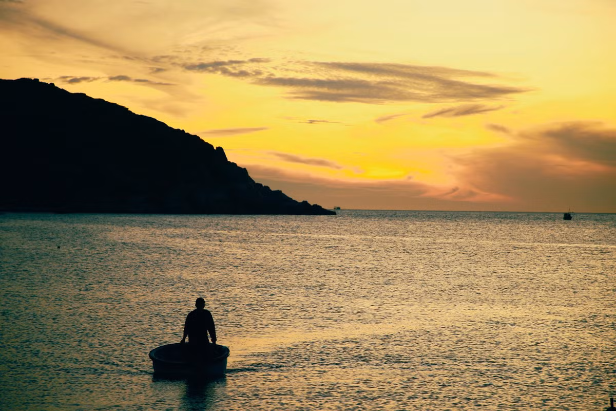 Buổi sáng ở Bãi Thùng bắt đầu bằng tiếng chim rừng, tiếng gió rít qua kẽ đá và ánh nắng chạm nhẹ lên mặt biển. Du khách có thể dạo bước dọc bờ cát, lặn ngắm san hô gần bờ hoặc thử tài câu cá bằng dây tay ngay tại những mỏm đá ven biển. Nước ở đây sạch đến mức có thể thấy rõ từng đàn cá nhỏ bơi lượn quanh chân. Ảnh Anh Tuấn