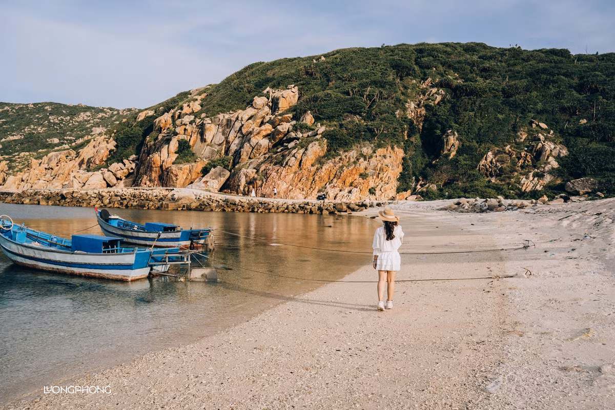 Để đến được Bãi Thùng, du khách phải đi qua những đoạn đường mòn men theo núi đá, băng qua rừng cây thấp và dốc đá lởm chởm. Cung đường di chuyển khá vất vả, chỉ phù hợp với những ai có sức khỏe tốt hoặc đã có kinh nghiệm trekking. Nhưng cũng chính vì khó tiếp cận mà nơi đây vẫn giữ được nét nguyên sơ, không rác thải, không hàng quán, không sóng điện thoại – chỉ có biển trời bao la, đá núi chồng lớp và nắng vàng như rót mật. Ảnh Lương Phong