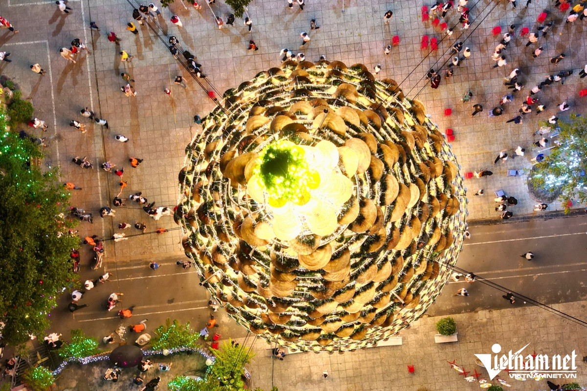 Đây không chỉ là một sáng tạo độc đáo về mặt thẩm mỹ mà còn là cách nhà thờ tôn vinh văn hóa truyền thống Việt. Những chiếc nón lá giản dị, quen thuộc của làng quê Việt Nam được kết hợp khéo léo với khung thép chắc chắn, tạo thành 4 tháp cao vút, kết hợp với ánh sáng và quả châu rực rỡ, mang đến hình ảnh cây thông lung linh, rực rỡ khi đêm về. Ảnh Báo Vietnamnet