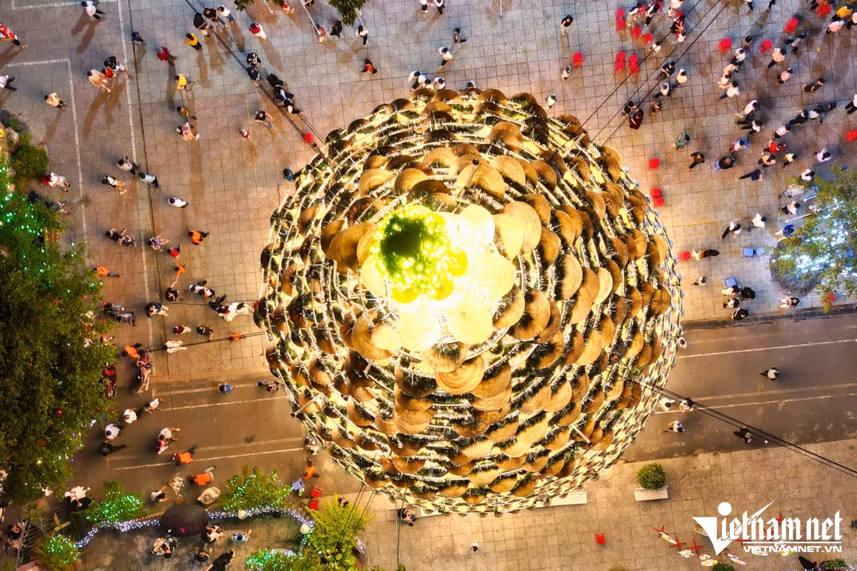 Đây không chỉ là một sáng tạo độc đáo về mặt thẩm mỹ mà còn là cách nhà thờ tôn vinh văn hóa truyền thống Việt. Những chiếc nón lá giản dị, quen thuộc của làng quê Việt Nam được kết hợp khéo léo với khung thép chắc chắn, tạo thành 4 tháp cao vút, kết hợp với ánh sáng và quả châu rực rỡ, mang đến hình ảnh cây thông lung linh, rực rỡ khi đêm về. Ảnh Báo Vietnamnet