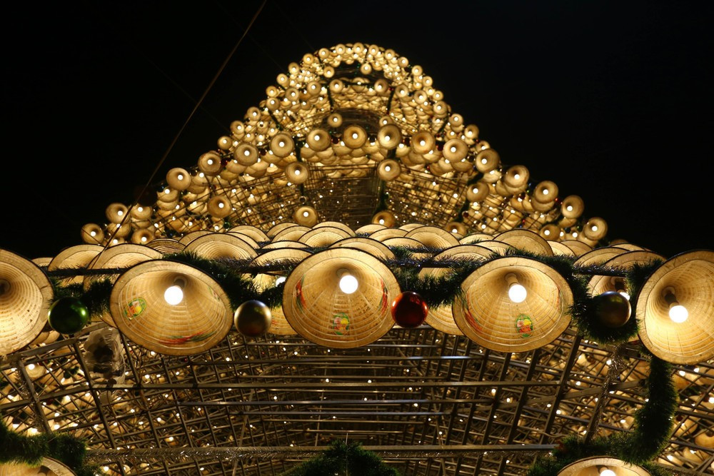 Hệ thống đèn được thắp sáng từ 18h30 đến 21h30 hằng ngày, kéo dài đến 27/12. Riêng tối 24/12, trong thời gian diễn ra thánh lễ, cây thông tạm thời không bật đèn để đảm bảo không gian linh thiêng.