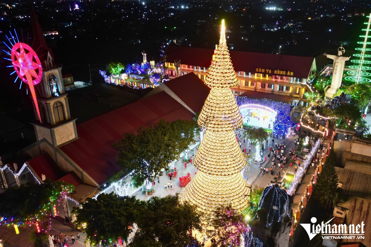 Những ngày cuối năm, khi không khí Giáng sinh bắt đầu lan tỏa khắp các nẻo đường, nhà thờ Hà Phát, phường Long Bình (Đồng Nai) trở thành điểm đến lý tưởng cho du khách gần xa. Ngôi nhà thờ vốn nổi tiếng với các trang trí Giáng sinh sáng tạo năm nào, năm nay lại khiến nhiều người trầm trồ với cây thông cao 35 m làm từ hơn 3.000 chiếc nón lá. Ảnh Báo Vietnamnet