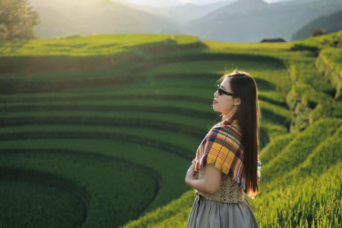 Với những ai lần đầu đến vùng cao, tour trọn gói là lựa chọn an toàn và tiện lợi. Tour 3 ngày 2 đêm thường bao gồm xe đưa đón, hướng dẫn viên, ăn uống và vé tham quan, giúp du khách không mất thời gian lên kế hoạch, đồng thời có hướng dẫn viên giới thiệu về văn hóa địa phương. Ảnh Full Thái