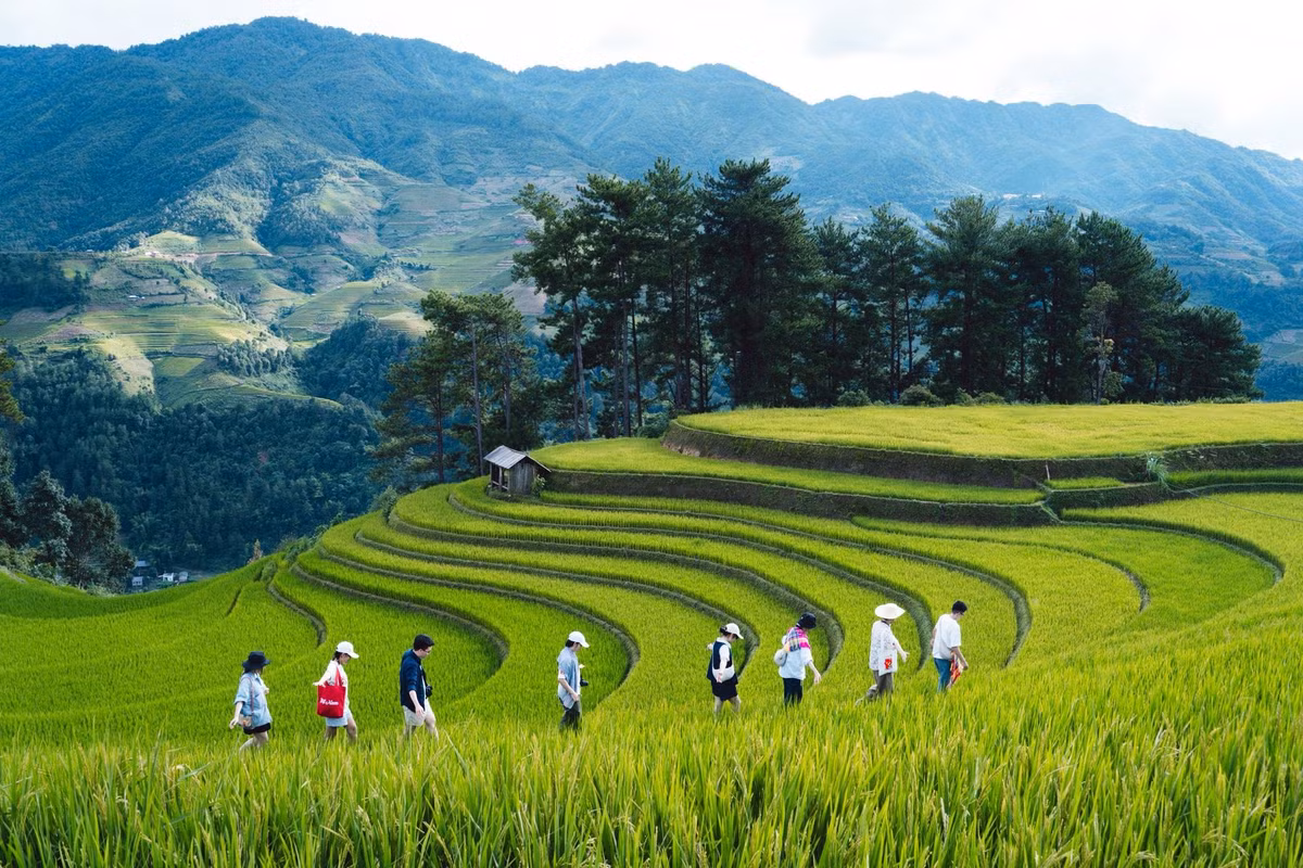 Nhược điểm là cần chuẩn bị kỹ lưỡng về phương tiện, đường đi và nơi lưu trú, đặc biệt vào mùa mưa đường đất hẹp, dốc gồ ghề. Ảnh Lang Văn Toán