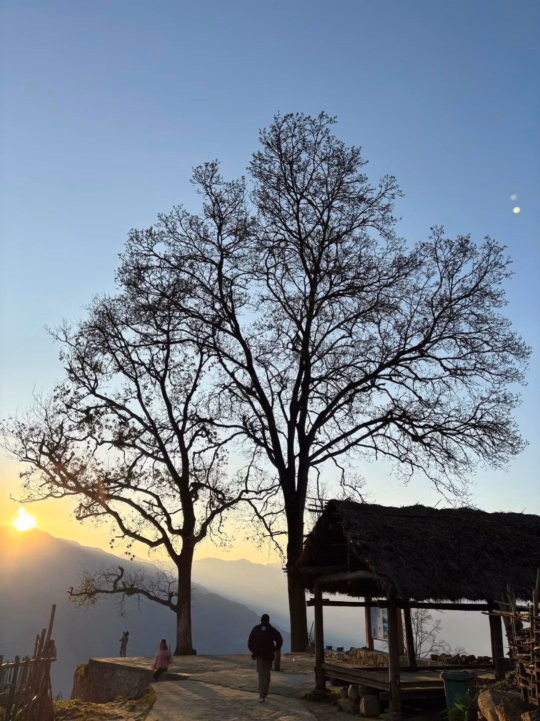 Lưu ý khi đến Y Tý vào mùa hè, du khách nên chuẩn bị đầy đủ đồ dùng cá nhân, mang theo áo khoác mỏng vì sáng sớm và đêm có thể se lạnh. Đường đi quanh co, đèo dốc nên cần đảm bảo sức khỏe và chọn phương tiện phù hợp. Tôn trọng phong tục tập quán và không xâm phạm đời sống riêng tư của người dân là điều luôn được khuyến khích khi đến các bản làng miền núi. Ảnh CheckinVietnam