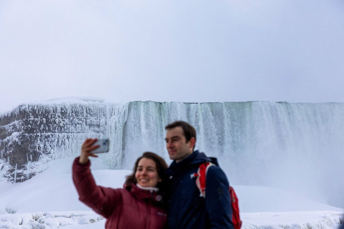 Vào mùa đông và ban đêm, Mỹ và Canada tăng lượng nước hút vào cho các nhà máy điện, khiến dòng nước đổ qua thác giảm đáng kể. Khi kết hợp với nền nhiệt xuống rất thấp, hiện tượng “đóng băng một phần” càng trở nên rõ rệt, tạo nên hình ảnh đặc trưng chỉ xuất hiện ở Niagara trong những ngày lạnh giá nhất.