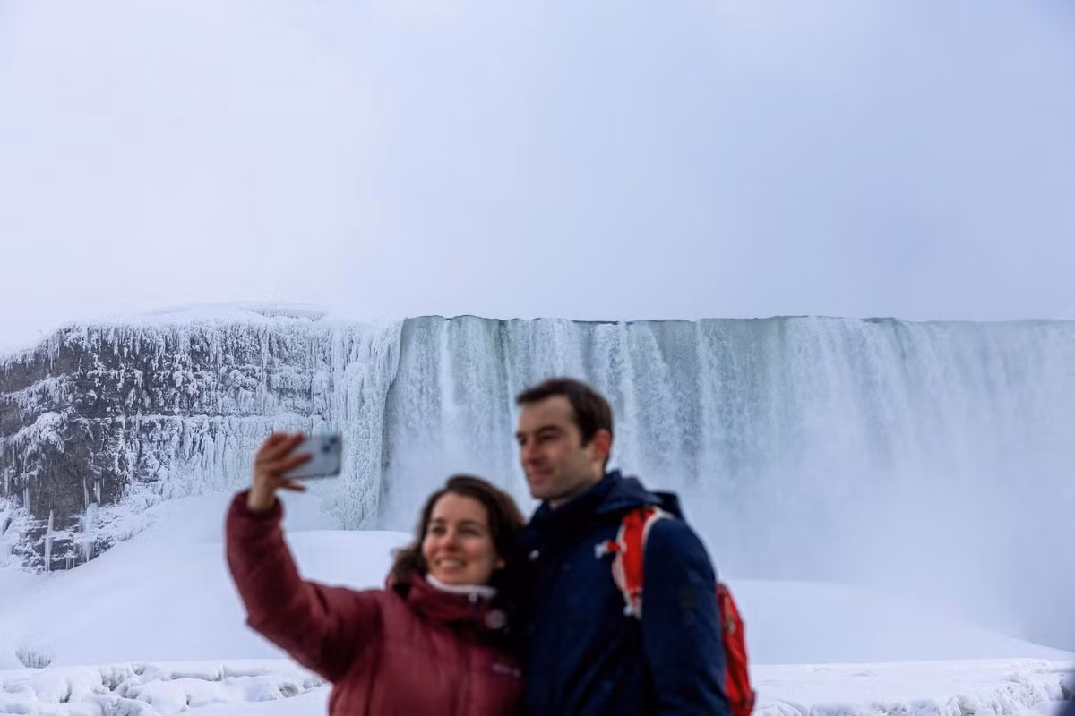 Vào mùa đông và ban đêm, Mỹ và Canada tăng lượng nước hút vào cho các nhà máy điện, khiến dòng nước đổ qua thác giảm đáng kể. Khi kết hợp với nền nhiệt xuống rất thấp, hiện tượng “đóng băng một phần” càng trở nên rõ rệt, tạo nên hình ảnh đặc trưng chỉ xuất hiện ở Niagara trong những ngày lạnh giá nhất.