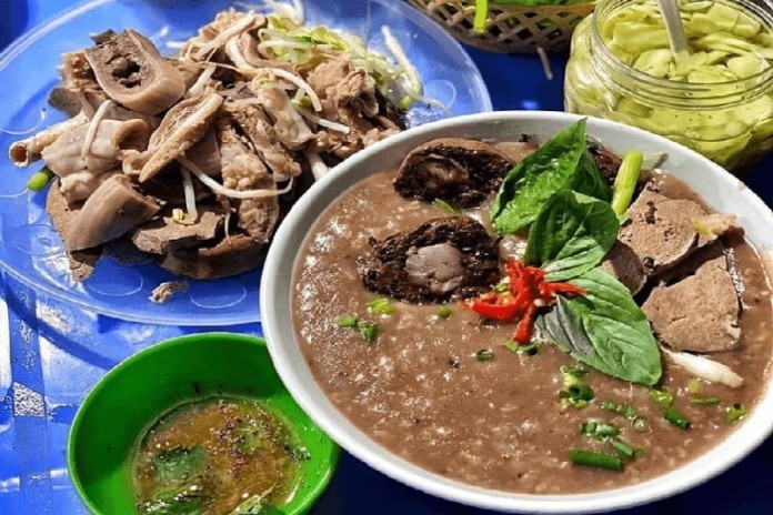 Những người đang bị cảm, cơ thể mệt mỏi cũng không nên ăn cháo lòng. Món ăn này chứa nhiều cholesterol, gây khó tiêu, đầy bụng trong khi hệ tiêu hóa đang suy yếu. Thay vào đó, các món cháo nhẹ như cháo hành, cháo tía tô được xem là lựa chọn phù hợp hơn để hỗ trợ phục hồi sức khỏe. Ảnh minh họa