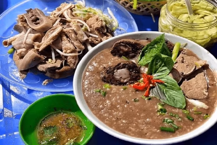 Những người đang bị cảm, cơ thể mệt mỏi cũng không nên ăn cháo lòng. Món ăn này chứa nhiều cholesterol, gây khó tiêu, đầy bụng trong khi hệ tiêu hóa đang suy yếu. Thay vào đó, các món cháo nhẹ như cháo hành, cháo tía tô được xem là lựa chọn phù hợp hơn để hỗ trợ phục hồi sức khỏe. Ảnh minh họa