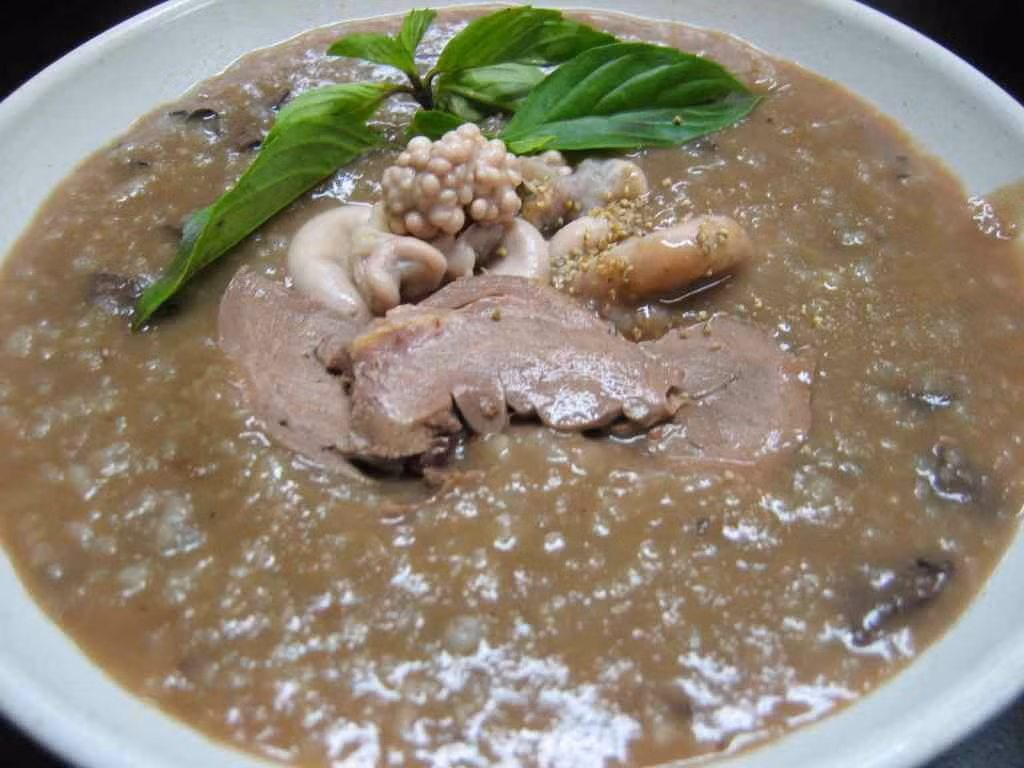 Bên cạnh đó, người béo phì, người cao tuổi hoặc người mắc các bệnh tim mạch, tăng huyết áp cũng cần hạn chế ăn cháo lòng. Hàm lượng cholesterol cao trong nội tạng có thể làm tăng cholesterol máu, góp phần gây xơ vữa động mạch và làm gia tăng nguy cơ biến chứng tim mạch nguy hiểm. Ảnh minh họa