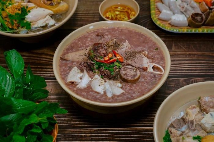 Việc tự chế biến tại nhà, kiểm soát nguồn nguyên liệu và quy trình nấu nướng được xem là giải pháp an toàn hơn cho sức khỏe. Ảnh minh họa