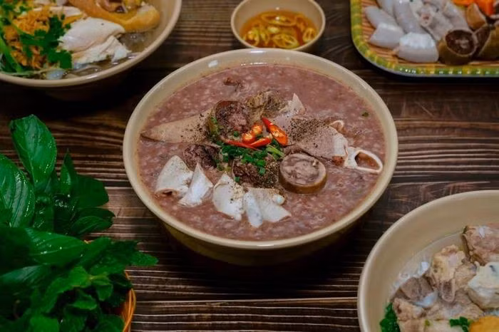 Việc tự chế biến tại nhà, kiểm soát nguồn nguyên liệu và quy trình nấu nướng được xem là giải pháp an toàn hơn cho sức khỏe. Ảnh minh họa