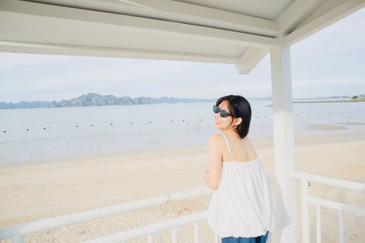 Dù là điểm check-in mở, không thu phí và dễ tiếp cận, du khách khi đến “chòi trắng” vẫn cần lưu ý một số điều để đảm bảo an toàn và giữ gìn cảnh quan chung. Trước hết, nên tránh tụ tập quá đông cùng lúc để không ảnh hưởng đến trải nghiệm của người khác cũng như đảm bảo trật tự khu vực. Tuyệt đối không trèo lên phần mái hay lan can của chòi vì kết cấu không thiết kế cho việc chịu lực lớn, dễ gây nguy hiểm. Ảnh 2 con gián Hà Nội