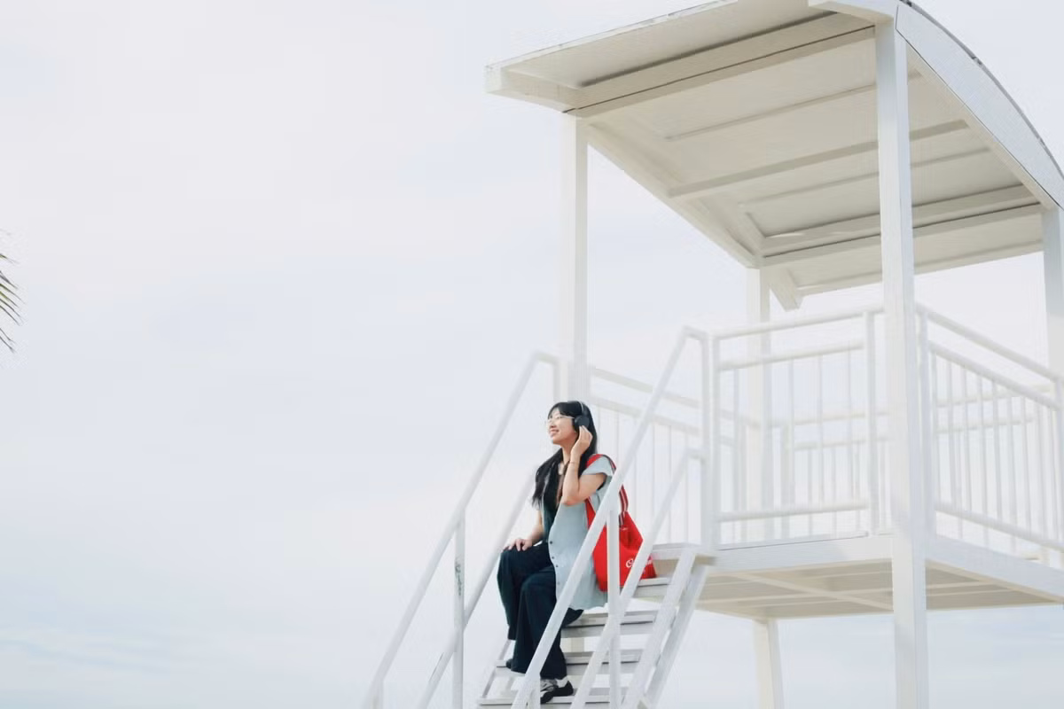 Bên cạnh đó, không nên mang theo đồ ăn thức uống lên chòi hoặc xả rác xung quanh, tránh làm mất mỹ quan. Thời điểm lý tưởng để ghé thăm là buổi sáng sớm hoặc chiều mát, khi thời tiết dễ chịu và ánh sáng đẹp giúp bạn có những bức ảnh ưng ý mà không bị mệt vì nắng nóng. Ảnh 2 con gián Hà Nội