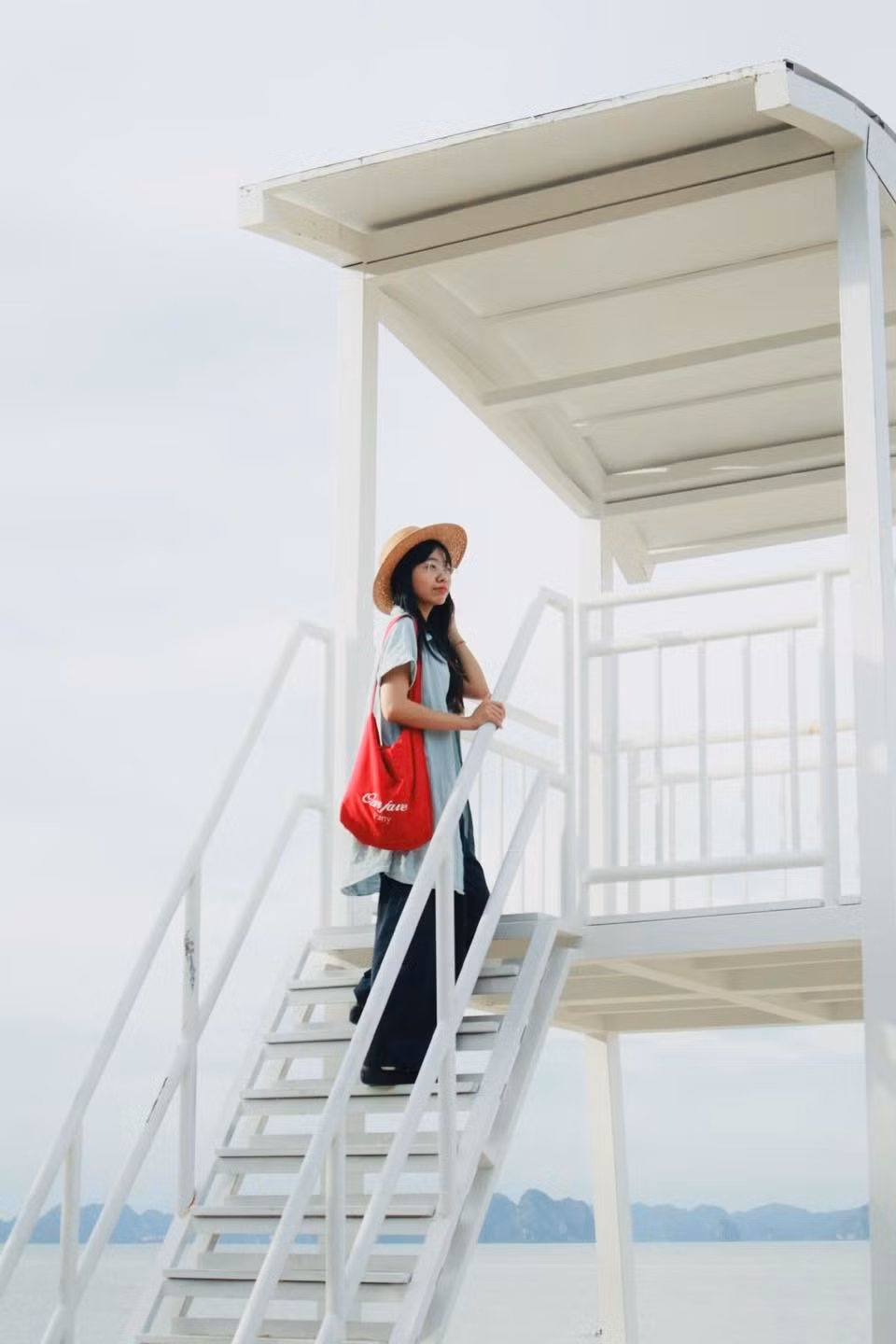 Nhiều bạn trẻ chọn trang phục tone trắng – be – pastel, kết hợp váy maxi, sơ mi dáng rộng hoặc outfit phong cách minimal để “ăn nhập” với background tối giản của chòi. Ảnh 2 con gián Hà Nội