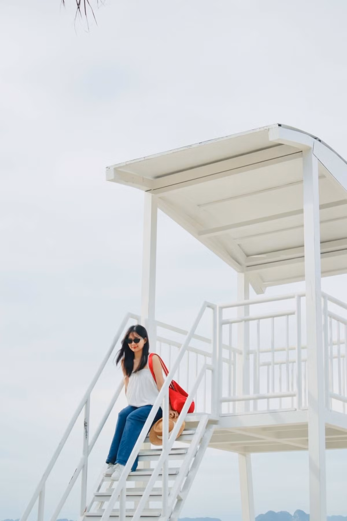 Nhờ thiết kế không cầu kỳ nhưng ấn tượng, cùng vị trí “ăn ảnh” với ánh sáng tự nhiên, chòi trắng nhanh chóng trở thành tọa độ sống ảo đình đám. Ảnh 2 con gián Hà Nội