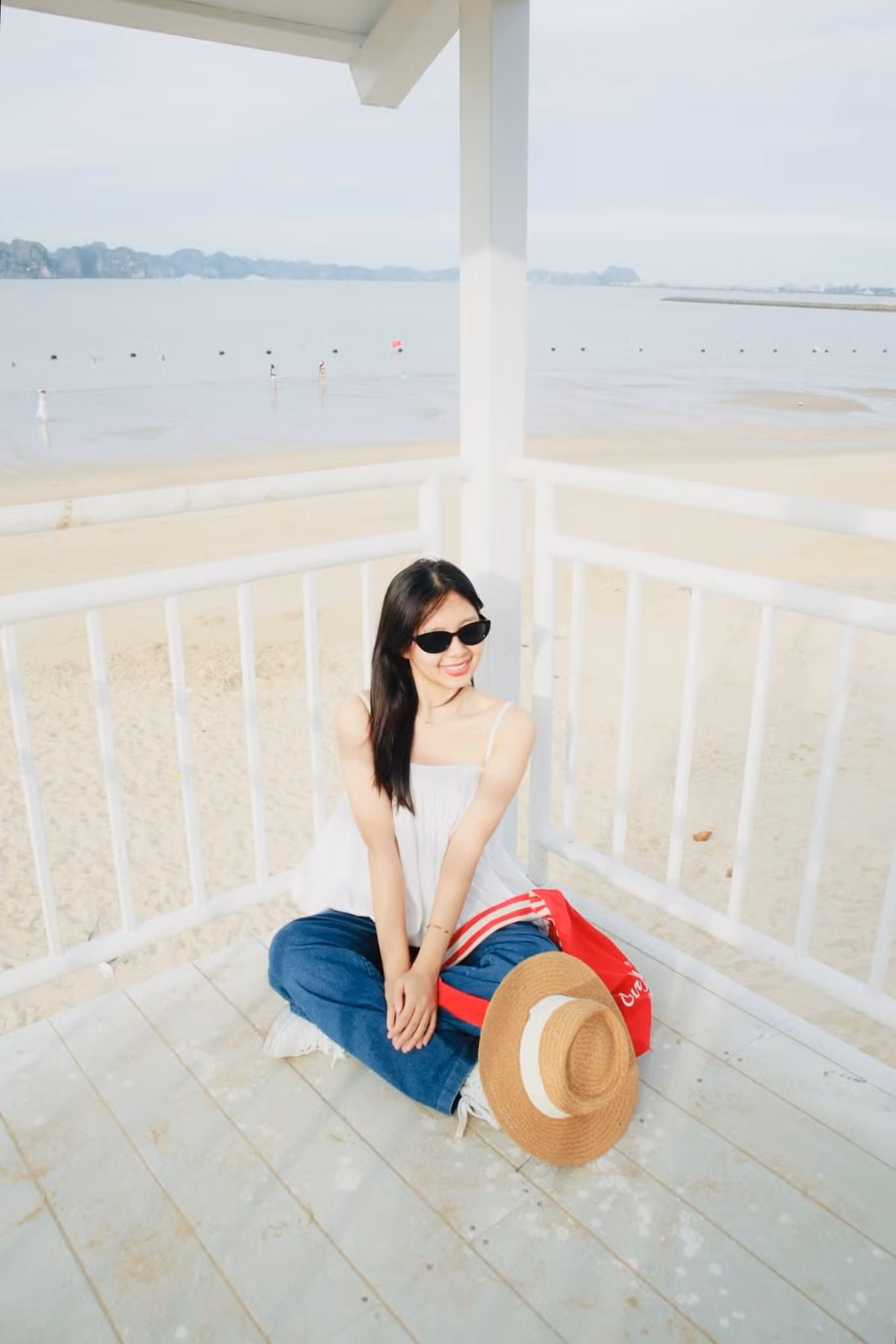 Một số thời điểm lý tưởng để chụp ảnh tại đây là lúc bình minh (5h30 – 6h30) và hoàng hôn (17h00 – 18h00). Khi ánh nắng chiếu xiên qua từng bậc cầu thang, phản chiếu xuống nền cát trắng và mặt biển xanh ngọc, khung hình sẽ càng thêm lung linh, thơ mộng. Ảnh 2 con gián Hà Nội