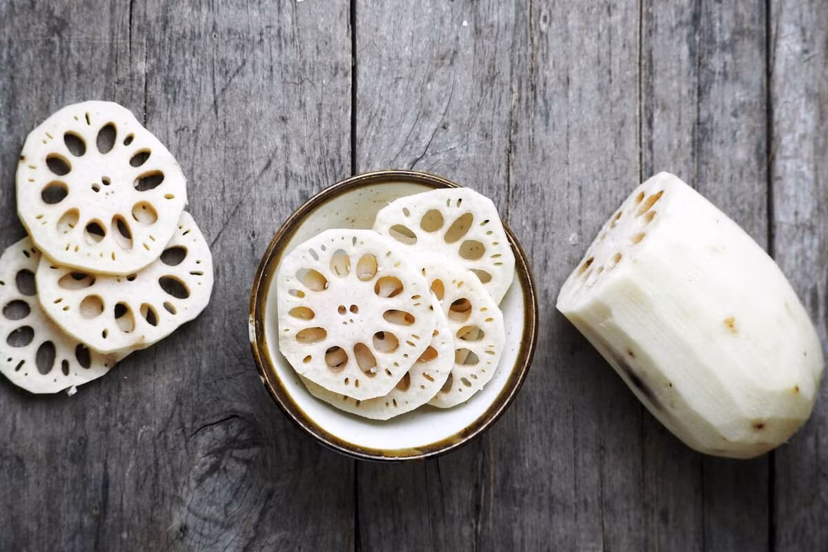 Củ sen là một trong những loại thực phẩm truyền thống được ưa chuộng tại Việt Nam và nhiều nước châu Á, không chỉ vì hương vị thanh mát, ngọt nhẹ mà còn nhờ giá trị dinh dưỡng cao, mang lại nhiều lợi ích cho sức khỏe. Ảnh Medlatec