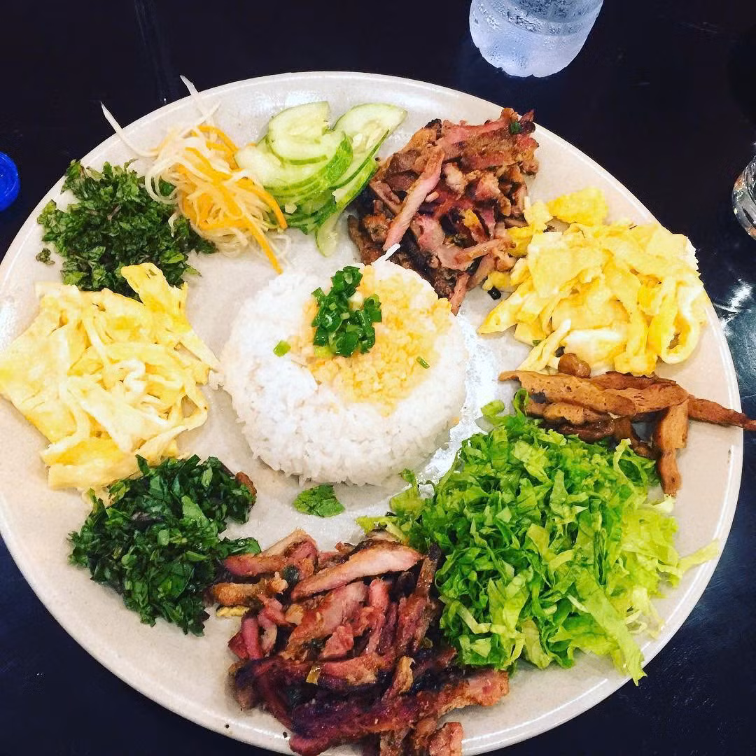 Món ăn này không quá cầu kỳ, nhưng lại thể hiện rõ tinh thần chỉn chu và thẩm mỹ cao trong văn hóa ẩm thực Huế. Ảnh vuhatruc