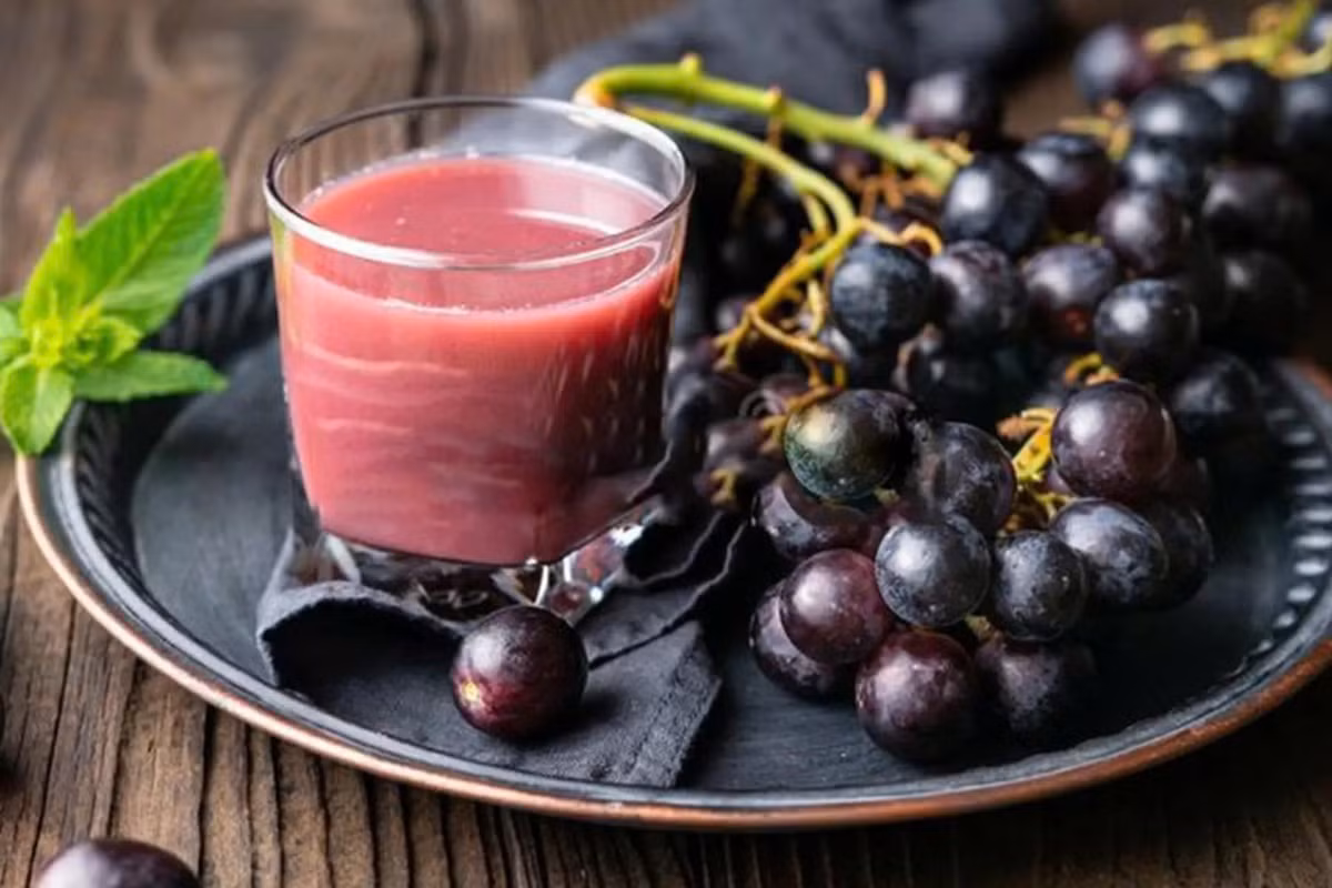 Bên cạnh đó, nước ép nho đỏ là thức uống quen thuộc nhưng lại sở hữu giá trị dinh dưỡng nổi bật. Nho đỏ chứa resveratrol và nhiều flavonoid có tác dụng tăng độ đàn hồi của thành mạch, giảm kết tập tiểu cầu và hỗ trợ bảo vệ tế bào tim. Ảnh minh họa