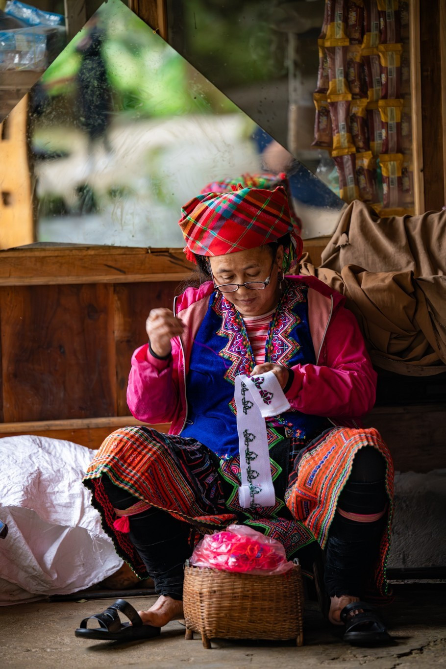 Bên cạnh đó, các hoạt động trải nghiệm đời sống bản địa như tham gia sinh hoạt cùng người dân, thưởng thức ẩm thực truyền thống, xem biểu diễn văn nghệ dân gian hay dạo chợ phiên Sin Suối Hồ cũng để lại nhiều dấu ấn khó quên. Chợ phiên là nơi nghề dệt, thêu thổ cẩm thủ công của người Mông vẫn được gìn giữ, truyền từ đời này sang đời khác. Ảnh Vietnamplus