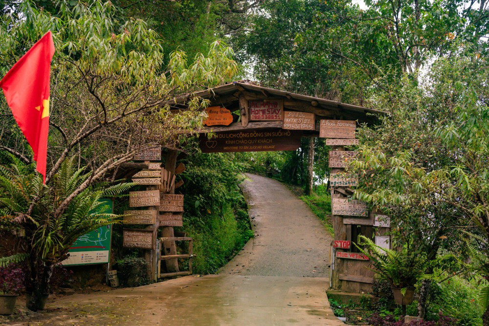 Từ sáng sớm, du khách có thể săn mây ngay trước hiên nhà sàn, khi chiều xuống, cả bản làng chìm trong ánh nắng dịu, tạo nên khung cảnh nên thơ hiếm nơi nào có được. Ảnh Vietnamplus