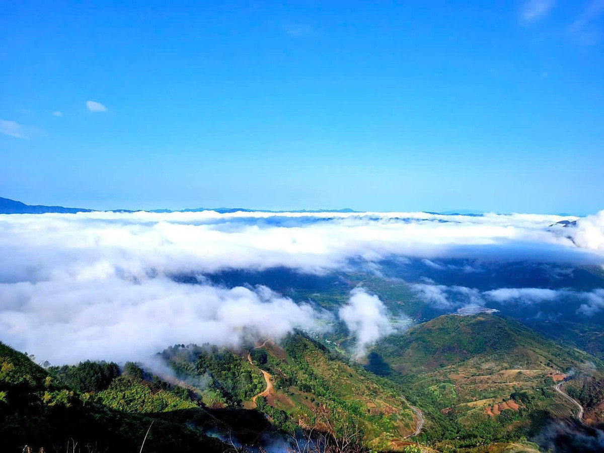 Bản nằm ở độ cao hơn 1.500 m so với mực nước biển, cách trung tâm thành phố Lai Châu khoảng 30 km, quanh năm mát mẻ, mây trắng bồng bềnh phủ kín các triền núi. Ảnh dulichlaichau