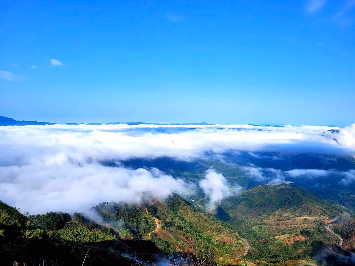 Bản nằm ở độ cao hơn 1.500 m so với mực nước biển, cách trung tâm thành phố Lai Châu khoảng 30 km, quanh năm mát mẻ, mây trắng bồng bềnh phủ kín các triền núi. Ảnh dulichlaichau