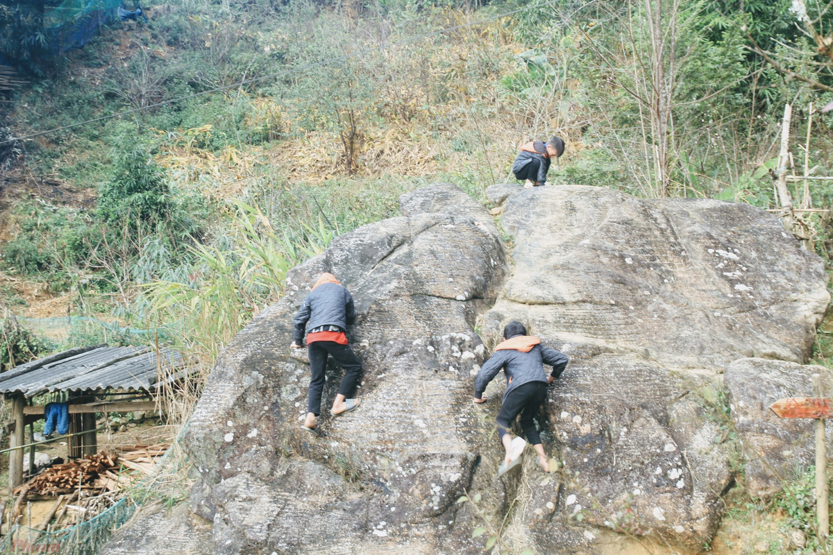 Du khách đến Sin Suối Hồ không thể bỏ lỡ hành trình khám phá những điểm nhấn thiên nhiên như thác Tình Yêu, thác Trái Tim hay các thửa ruộng bậc thang uốn lượn, rực vàng mỗi mùa lúa chín. Vào những ngày đẹp trời, cả bản làng như nổi lên giữa biển mây, đúng với tên gọi “thiên đường trong mây” mà du khách ưu ái dành tặng. Ảnh