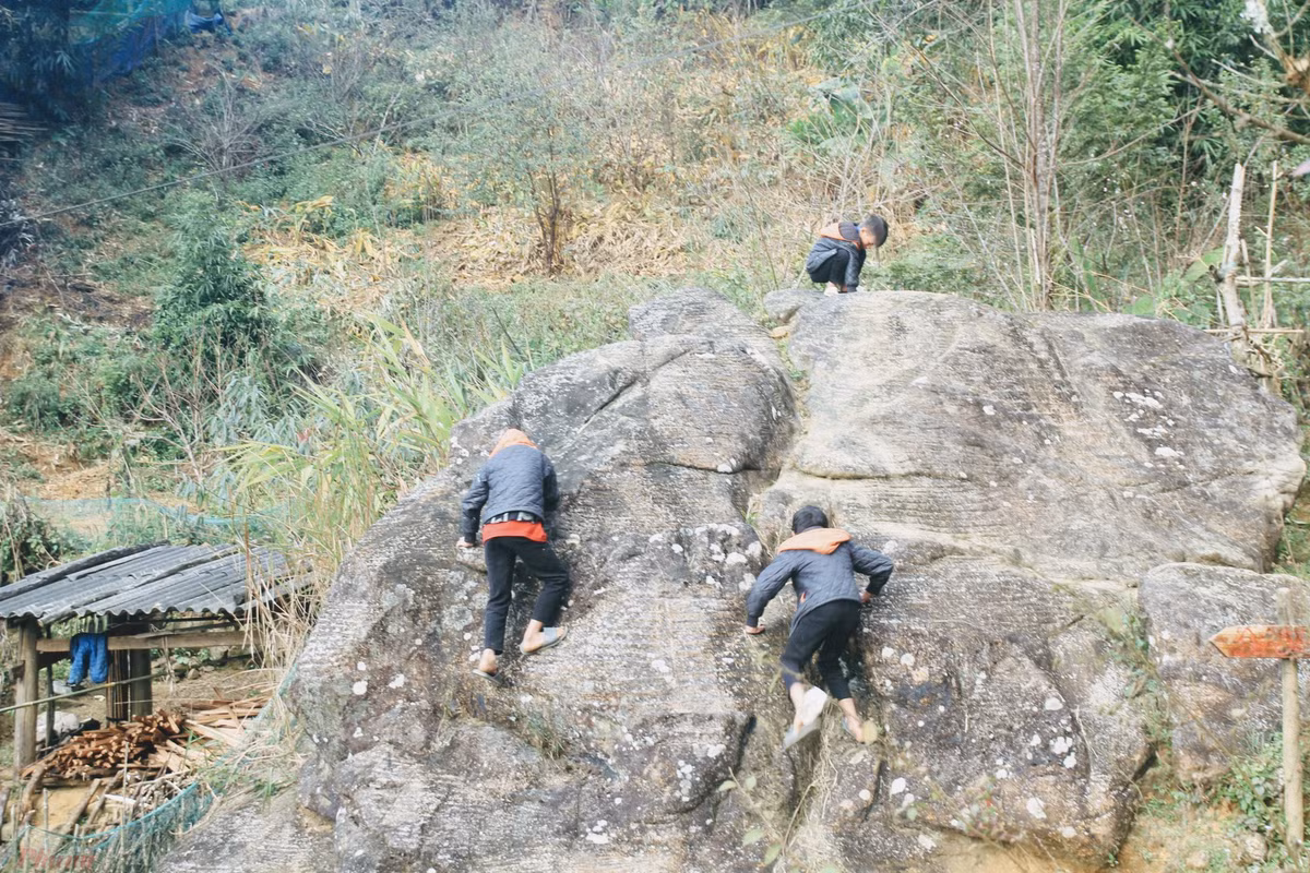 Du khách đến Sin Suối Hồ không thể bỏ lỡ hành trình khám phá những điểm nhấn thiên nhiên như thác Tình Yêu, thác Trái Tim hay các thửa ruộng bậc thang uốn lượn, rực vàng mỗi mùa lúa chín. Vào những ngày đẹp trời, cả bản làng như nổi lên giữa biển mây, đúng với tên gọi “thiên đường trong mây” mà du khách ưu ái dành tặng. Ảnh