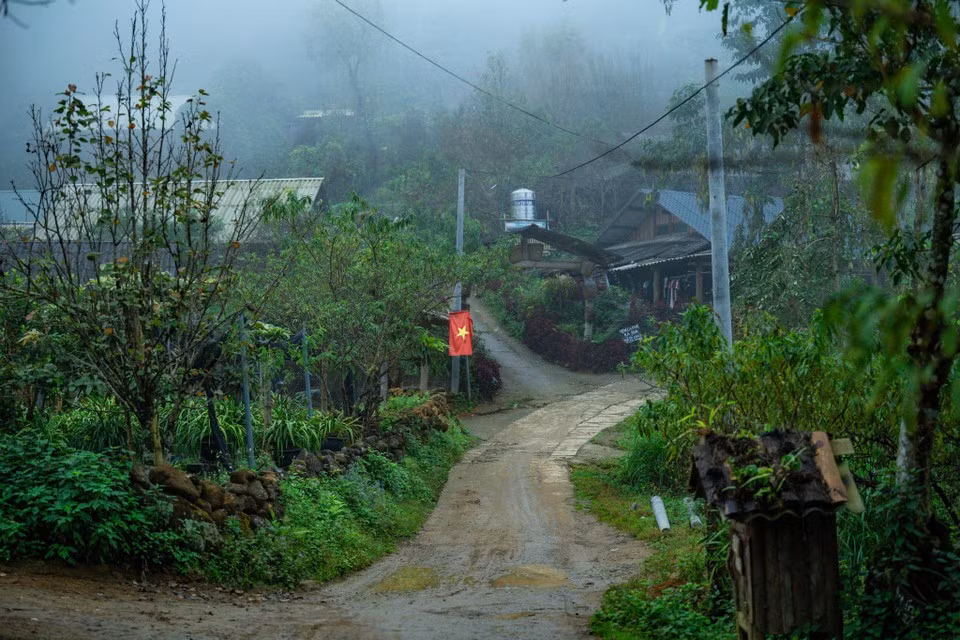 Sin Suối Hồ là nơi sinh sống của đồng bào dân tộc Mông. Điều khiến nhiều du khách ấn tượng không chỉ là cảnh sắc mà còn là nếp sống cộng đồng đặc biệt, được người dân gìn giữ suốt nhiều năm qua với tiêu chí “bốn không”: Không uống rượu, không cờ bạc, không sử dụng chất cấm, không lăng nhăng làm tan vỡ hạnh phúc gia đình. Ảnh Vietnamplus