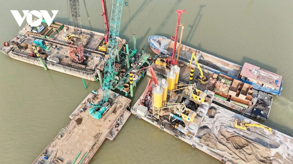 Ở phần cầu dẫn phía Long Biên, các mũi khoan cọc nhồi cũng đang được triển khai đồng loạt, phấn đấu hoàn thành toàn bộ trong tháng 4/2026.