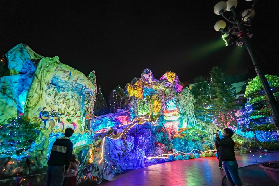 Điểm đặc biệt là không chỉ khuôn viên nhà thờ, nhiều tuyến đường trong khu dân cư xung quanh cũng được trang hoàng đồng bộ. Những con đường bê tông sạch sẽ, hai bên phủ kín hoa tươi, đèn led và các biểu tượng Giáng sinh, tạo nên khung cảnh rực rỡ, rất thích hợp để du khách dạo bộ, chụp ảnh và cảm nhận không khí lễ hội lan tỏa trong đời sống cộng đồng. Ảnh Minh Quang