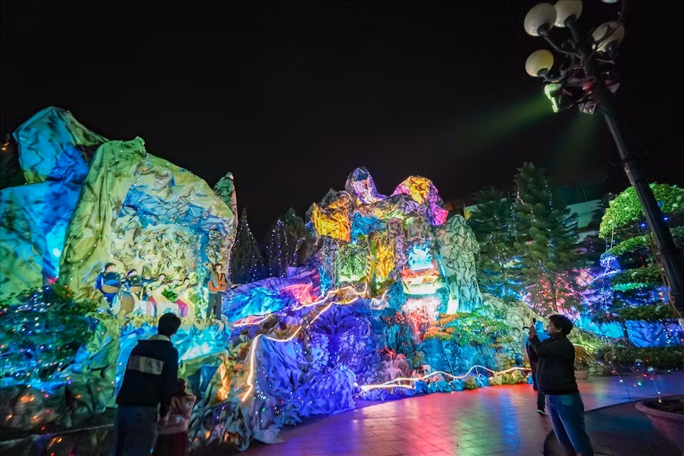 Điểm đặc biệt là không chỉ khuôn viên nhà thờ, nhiều tuyến đường trong khu dân cư xung quanh cũng được trang hoàng đồng bộ. Những con đường bê tông sạch sẽ, hai bên phủ kín hoa tươi, đèn led và các biểu tượng Giáng sinh, tạo nên khung cảnh rực rỡ, rất thích hợp để du khách dạo bộ, chụp ảnh và cảm nhận không khí lễ hội lan tỏa trong đời sống cộng đồng. Ảnh Minh Quang