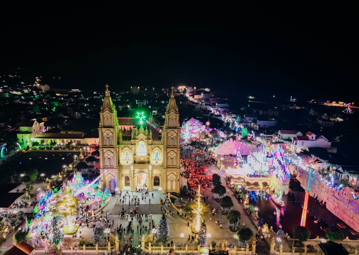 Ở Ninh Bình, hàng loạt nhà thờ, giáo xứ đồng loạt khoác lên mình diện mạo mới với hang đá, cây thông, đèn led rực rỡ, tạo nên không gian lễ hội vừa linh thiêng vừa cuốn hút. Ảnh Báo Tiền phong