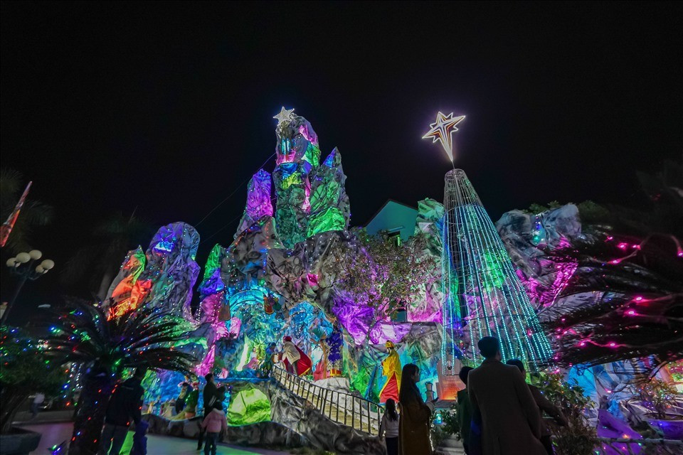 Nhắc đến những điểm chụp ảnh Giáng sinh nổi bật ở Ninh Bình, nhà thờ Giáo xứ Xuân Dục (xã Xuân Trường) là cái tên được nhiều du khách lựa chọn. Mỗi mùa Noel, nơi đây được đầu tư trang trí quy mô với hệ thống ánh sáng, hang đá, tiểu cảnh công phu. Ảnh Minh Quang