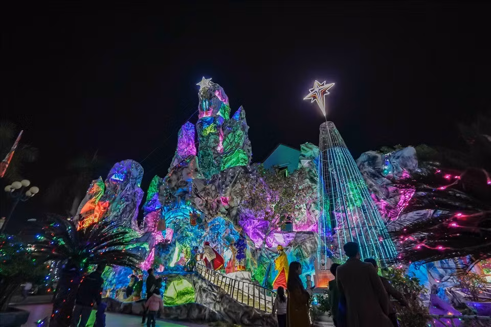 Nhắc đến những điểm chụp ảnh Giáng sinh nổi bật ở Ninh Bình, nhà thờ Giáo xứ Xuân Dục (xã Xuân Trường) là cái tên được nhiều du khách lựa chọn. Mỗi mùa Noel, nơi đây được đầu tư trang trí quy mô với hệ thống ánh sáng, hang đá, tiểu cảnh công phu. Ảnh Minh Quang