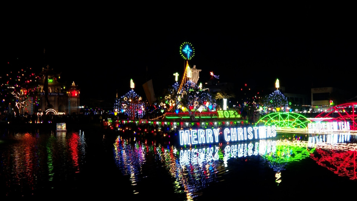 Những ngày cuối năm, khi không khí Noel lan tỏa khắp phố phường, vùng đồng bằng ven biển Bắc Bộ nơi được mệnh danh là “xứ sở nhà thờ” lại bước vào mùa đẹp nhất trong năm.