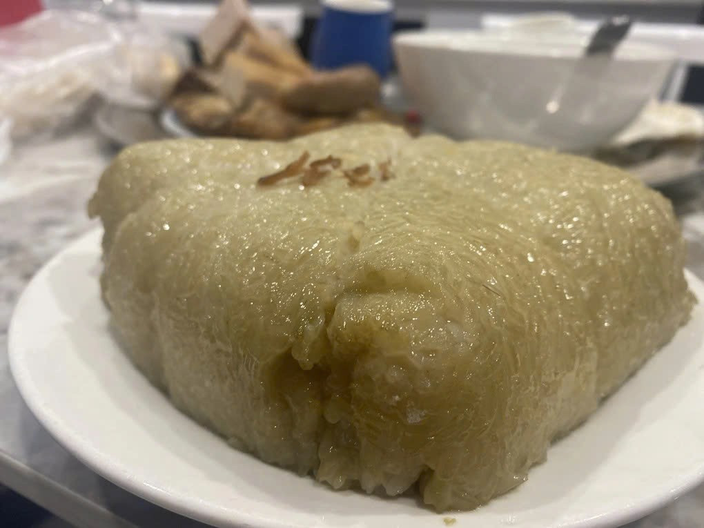 Sự thay đổi màu sắc của gạo nếp cũng là “tín hiệu đỏ” không thể bỏ qua. Nếp chuyển sang vàng sậm, đỏ cam hoặc xuất hiện các chấm đen xỉn màu cho thấy bánh đã bị vi sinh vật xâm nhập. Lúc này, bánh không còn đảm bảo an toàn dù nhìn bề ngoài vẫn còn nguyên vẹn. Ảnh minh họa