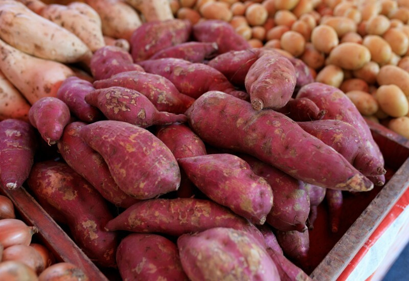 Khoai lang từ lâu được xem là thực phẩm giàu vitamin A, một củ nhỏ nướng lên đã cung cấp khoảng 577 mcg dưỡng chất này. Tuy nhiên, một số thực phẩm quen thuộc khác còn vượt xa khoai lang về hàm lượng vitamin A và các lợi ích sức khỏe đi kèm. Ảnh minh họa