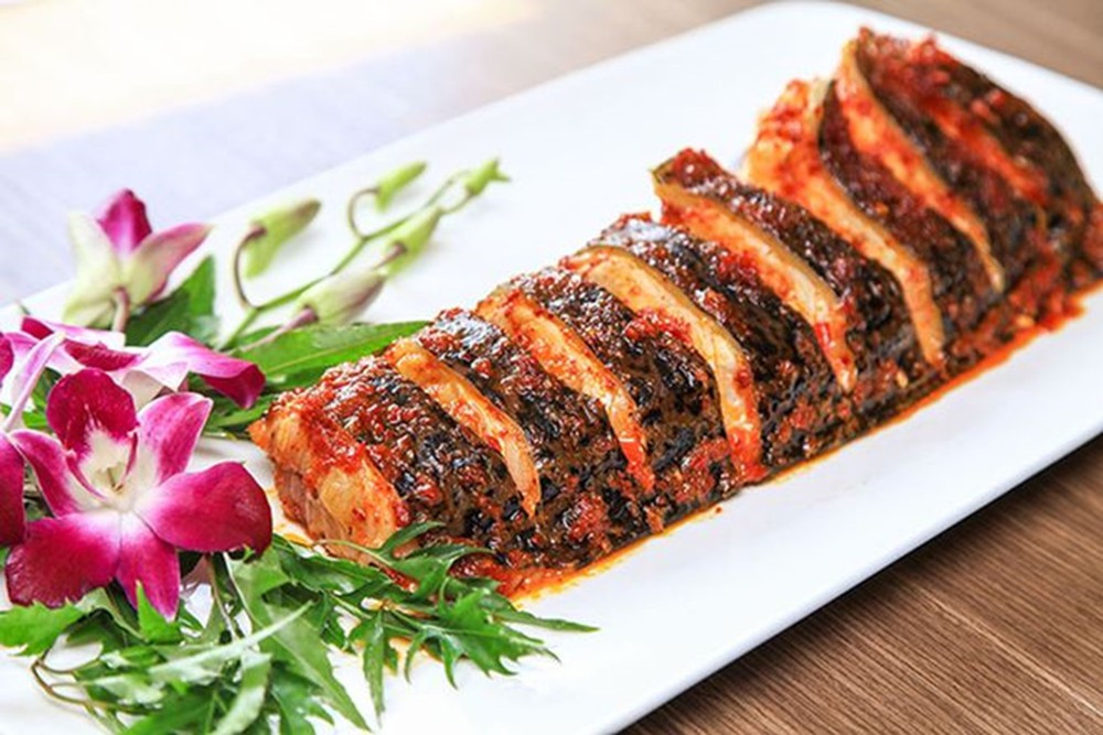 Selenium, vitamin B12 cùng hàm lượng protein trong cá tra đóng vai trò quan trọng trong việc hình thành và duy trì hoạt động của hệ miễn dịch. Những dưỡng chất này giúp cơ thể nâng cao sức đề kháng, chống lại các tác nhân gây bệnh. Ngoài ra, omega-3 còn có tác dụng chống viêm, hỗ trợ làm giảm nguy cơ viêm khớp và một số bệnh mạn tính liên quan đến tình trạng viêm kéo dài. Ảnh minh họa